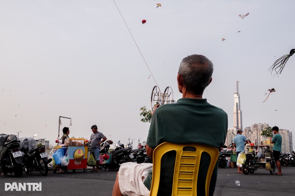Người đàn ông tự chế hơn 500 con diều, được ví vua diều Việt Nam - 10 Người đàn ông tự chế hơn 500 con diều, được ví vua diều Việt Nam - 10