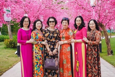 Bộ ảnh áo dài rực rỡ của “Hội bạn thân U60” gây sốt tại lễ hội hoa xuân của Vinhomes