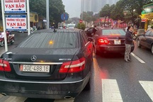 Diễn biến mới nhất vụ 2 xe Mercedes trùng biển số "chạm mặt" nhau ở Hà Nội