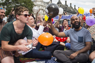 Anh cấm hít bóng cười, phạt tù tới 2 năm