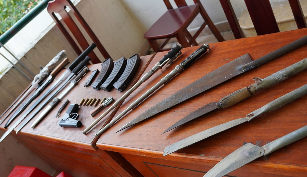 Mang súng đạn, mã tấu đến công an phường ở TPHCM đổi lấy tiền - 2