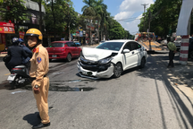 2 ô tô nát bét đầu sau va chạm trên phố