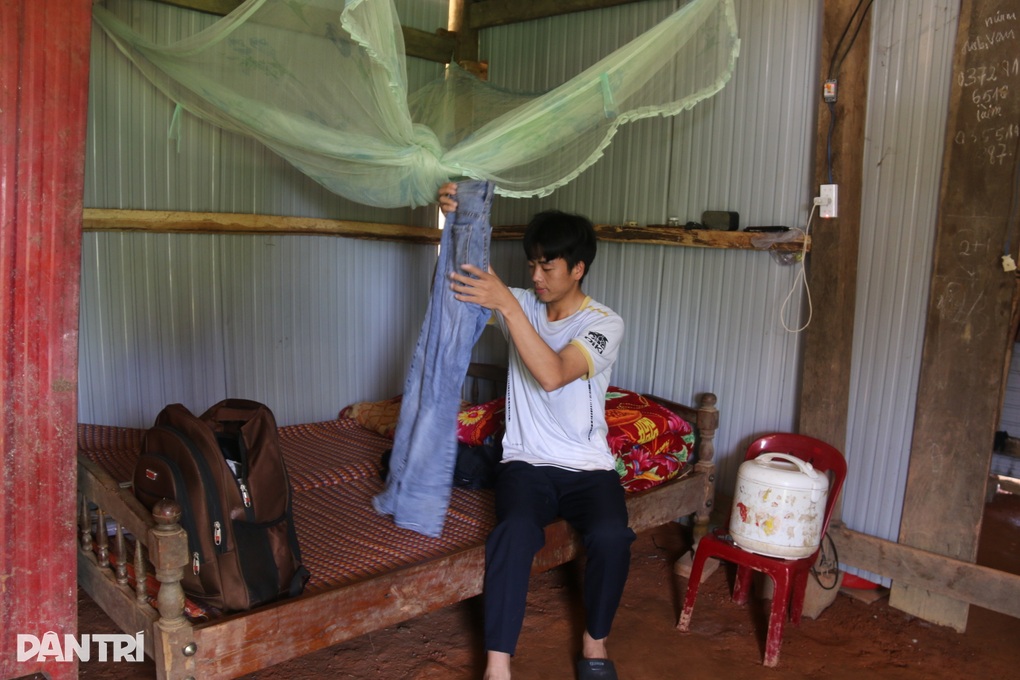 Xót cảnh anh trai mồ côi dành hết học bổng để sửa nhà cho em - 8 Xót cảnh anh trai mồ côi dành hết học bổng để sửa nhà cho em - 8