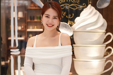 Hot girl Mẫn Tiên khoe vẻ quý phái trong không gian ngọt ngào