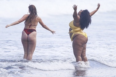 Ca sĩ giành 8 đề cử Grammy diện áo tắm khoe thân hình đồ sộ