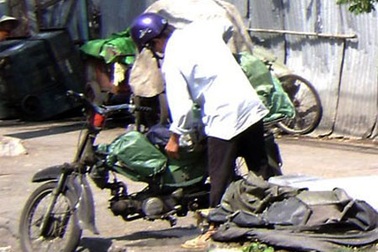 Thu hồi 2,5 triệu xe máy “quá đát”: Chặn xe không đảm bảo ra đường