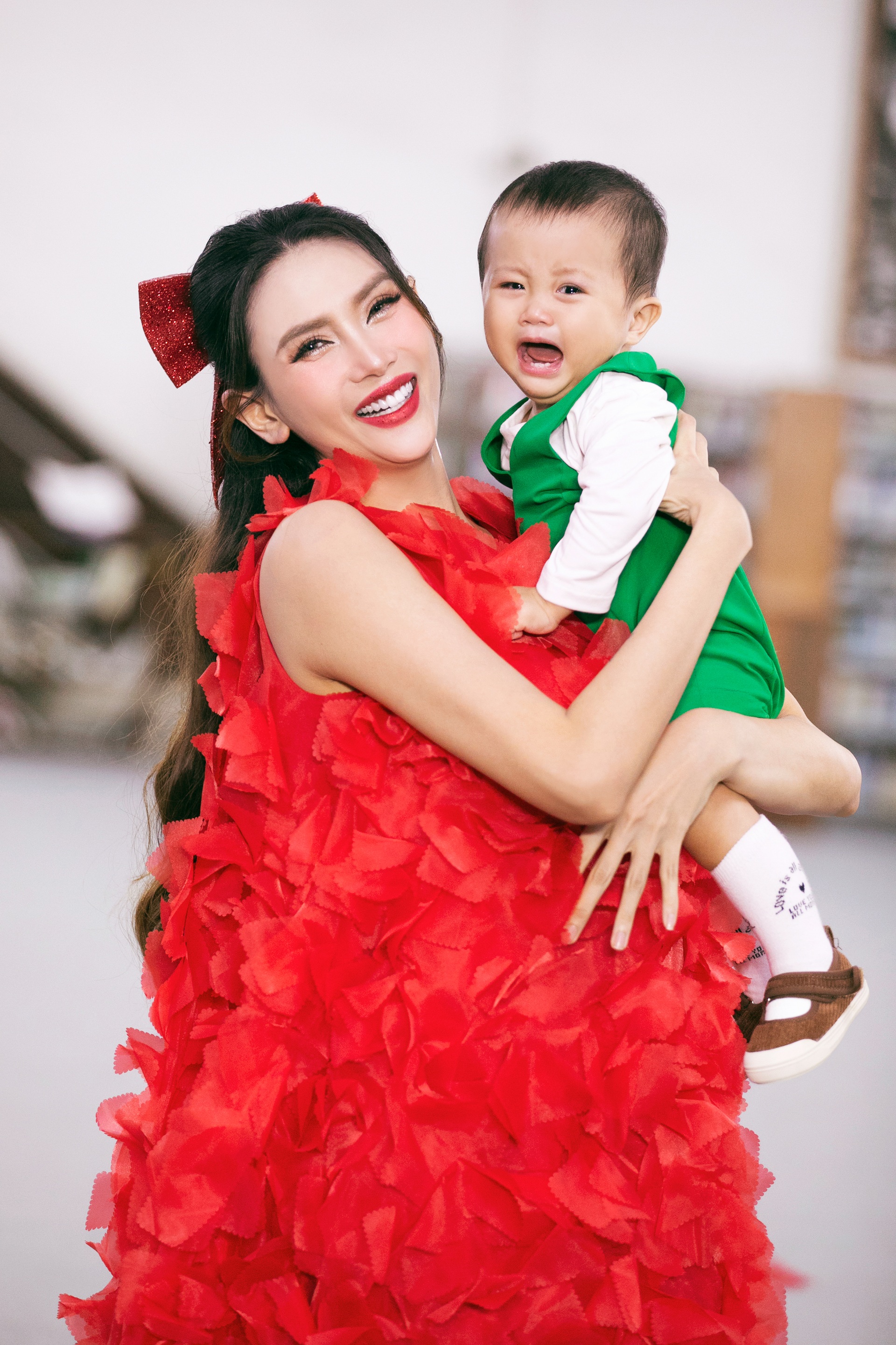 Võ Hoàng Yến vừa bế em bé vừa catwalk sau khi tái xuất - 1 Võ Hoàng Yến vừa bế em bé vừa catwalk sau khi tái xuất - 1