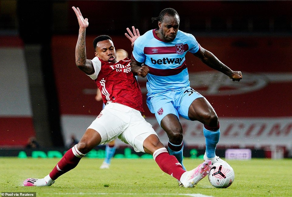 Arsenal vượt qua West Ham nhờ bàn thắng muộn - 2 Arsenal vượt qua West Ham nhờ bàn thắng muộn - 2