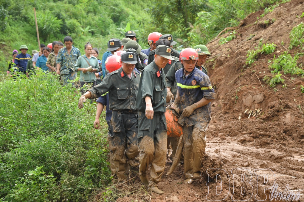 Tìm thấy thi thể 2 anh em ruột bị lũ cuốn ở Điện Biên - 1 Tìm thấy thi thể 2 anh em ruột bị lũ cuốn ở Điện Biên - 1