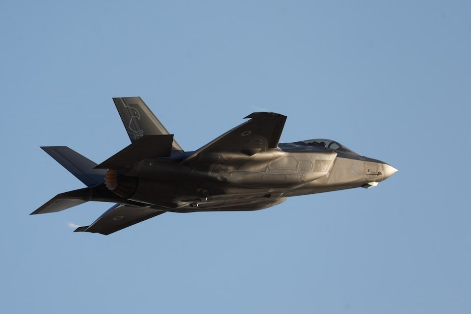 Iran tuyên bố bắn rơi tiêm kích F-35 thứ 3 của Israel, Tel Aviv lên tiếng - 1