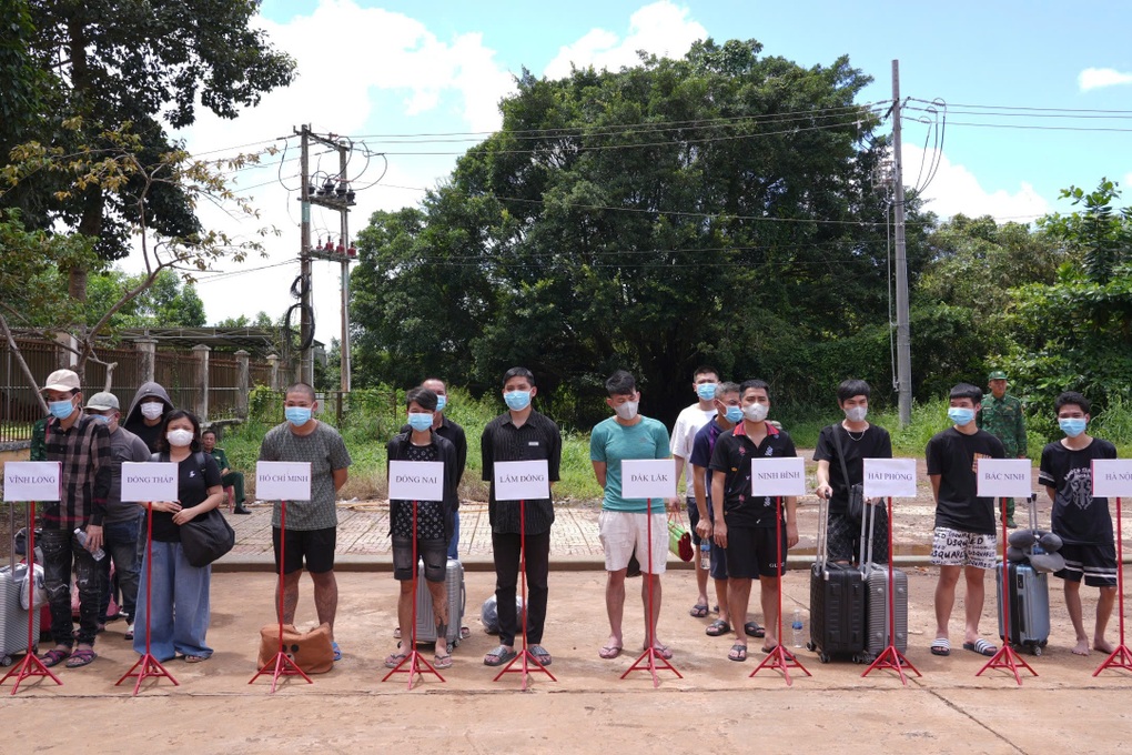 Tây Ninh tiếp nhận 15 công dân do Campuchia bàn giao - 2