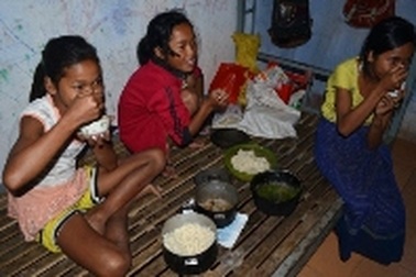 Ăn cơm với rau dại, măng rừng nuôi giấc mơ tìm chữ