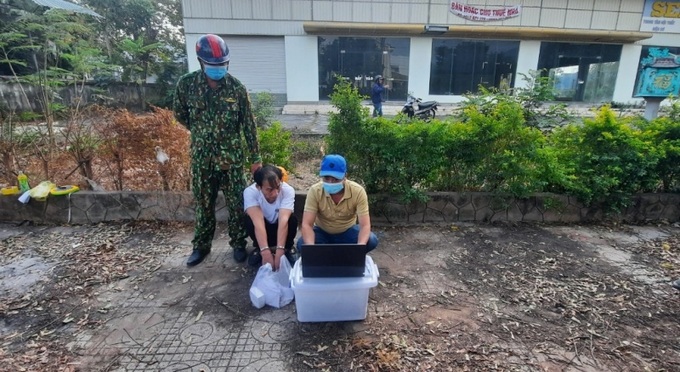 Đối tượng Nguyễn Hữu Sông (áo phông trắng) cùng tang vật khi bị bắt giữ