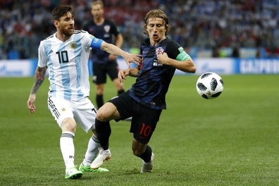 Messi đối đầu Luka Modric: Siêu sao nào sẽ phải cúi đầu?