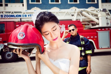 Độc đáo bộ ảnh cưới của chàng lính cứu hỏa và hôn thê