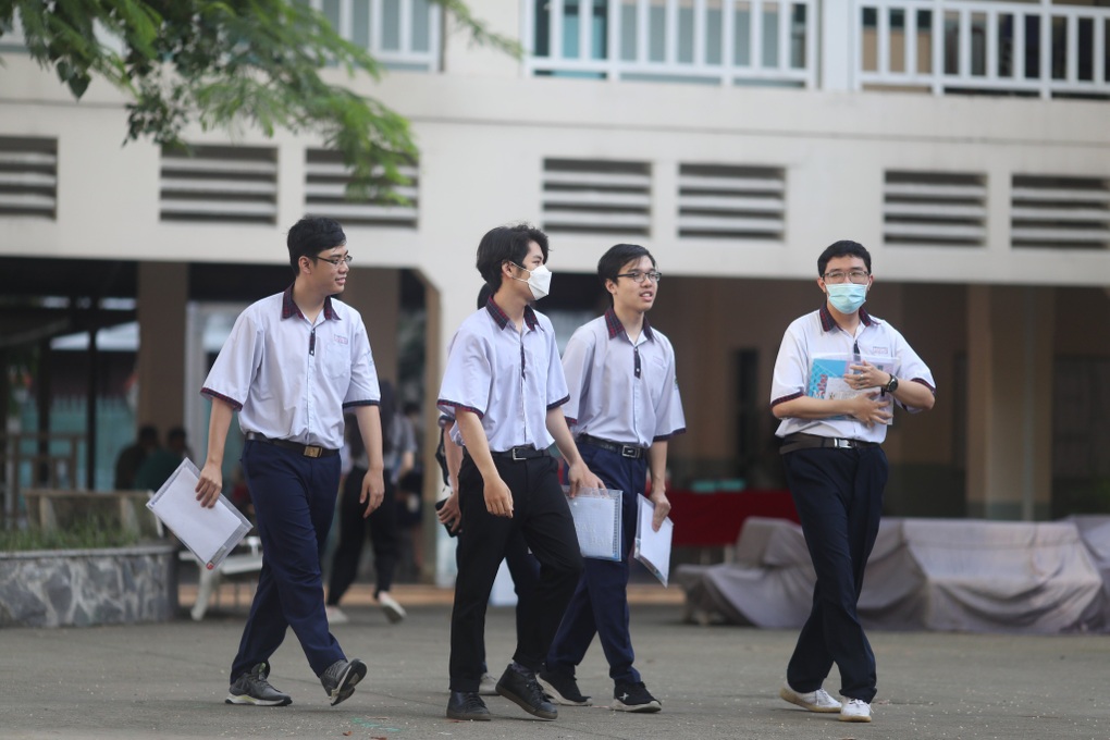 Sĩ tử bước vào bài thi kép dài nhất kỳ tốt nghiệp THPT 2023 - 4 Sĩ tử bước vào bài thi kép dài nhất kỳ tốt nghiệp THPT 2023 - 4
