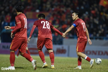 Văn Quyết ghi điểm trong chiến thắng của tuyển Việt Nam trước đàn em U22