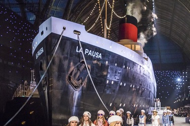 Gigi Hadid và em gái nổi bật trong show diễn của Chanel