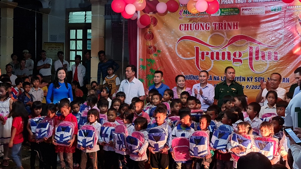 Vượt hơn 300 km, tổ chức Trung thu sớm cho trẻ em vùng biên giới xứ Nghệ - 10 Vượt hơn 300 km, tổ chức Trung thu sớm cho trẻ em vùng biên giới xứ Nghệ - 10