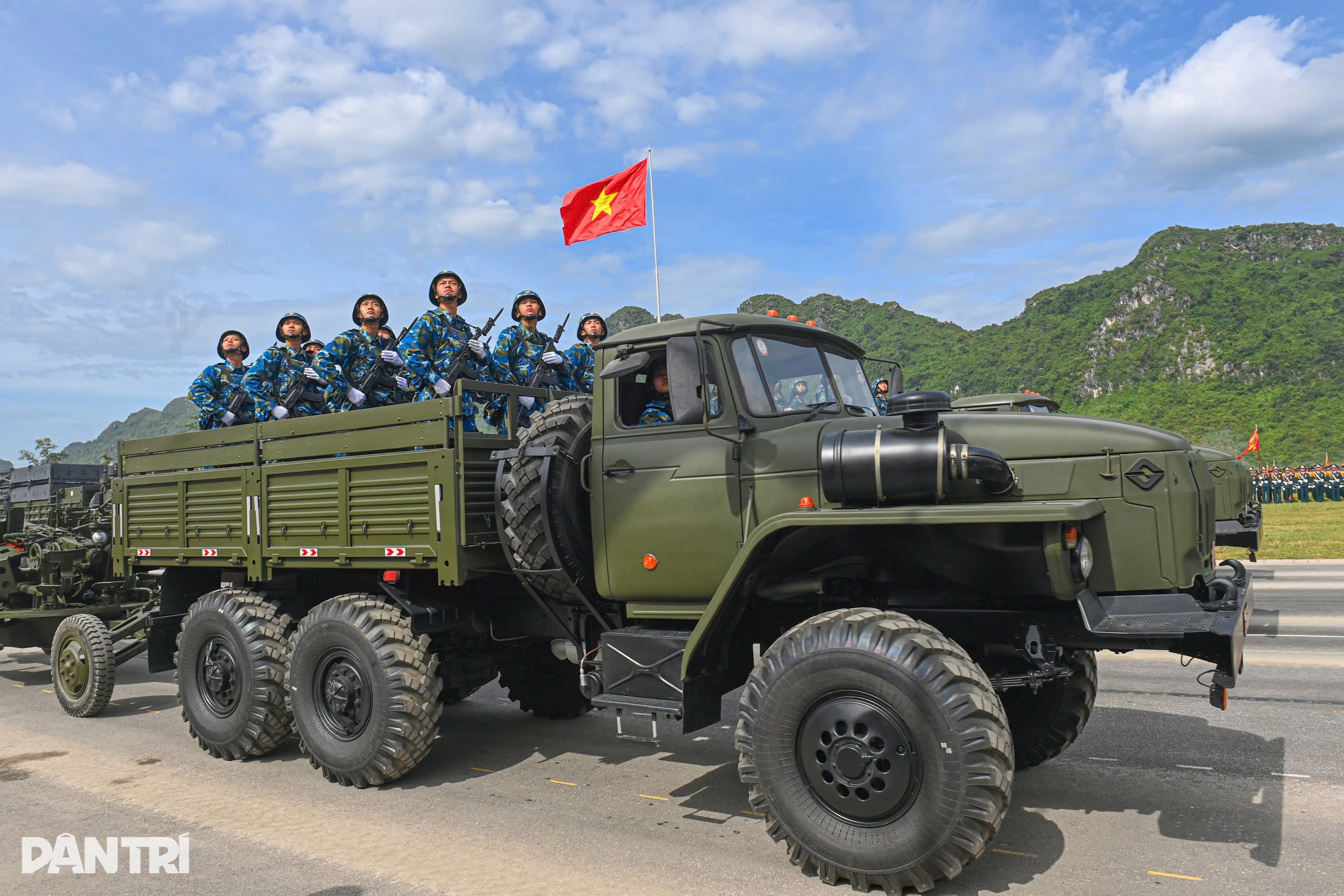 Ngắm dàn xe tăng, tên lửa, UAV hợp luyện chuẩn bị cho lễ diễu binh - 9