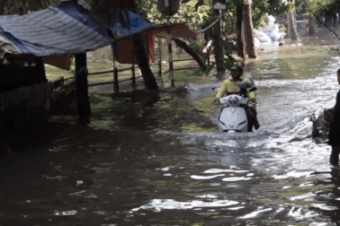 48 giờ người dân Hà Nội "quay cuồng" giữa biển nước ngập mênh mông