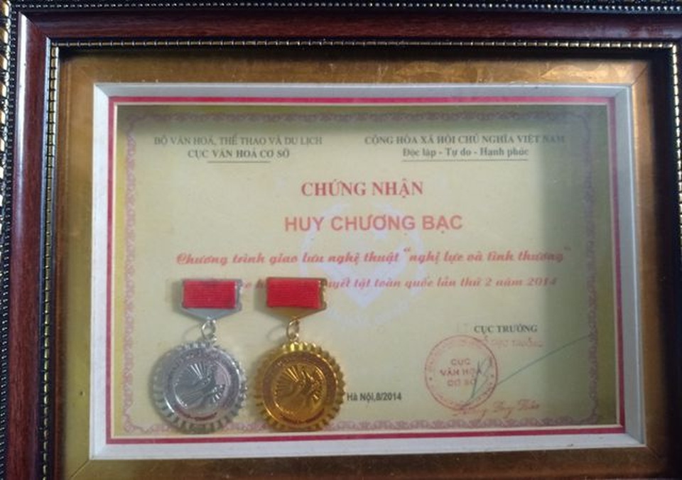 Được bạn đọc nâng phím đàn, anh em song sinh mù loà bất ngờ đoạt Huy chương vàng - 2 Được bạn đọc nâng phím đàn, anh em song sinh mù loà bất ngờ đoạt Huy chương vàng - 2