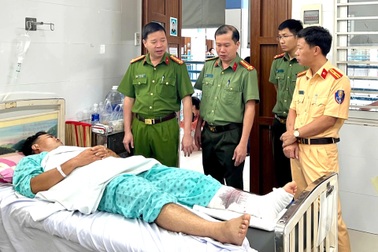 Bị tuýt còi, người đi xe máy tông thẳng vào CSGT ở Lâm Đồng