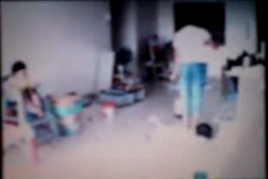 Cư dân mạng phẫn nộ trước clip hành hạ trẻ em 