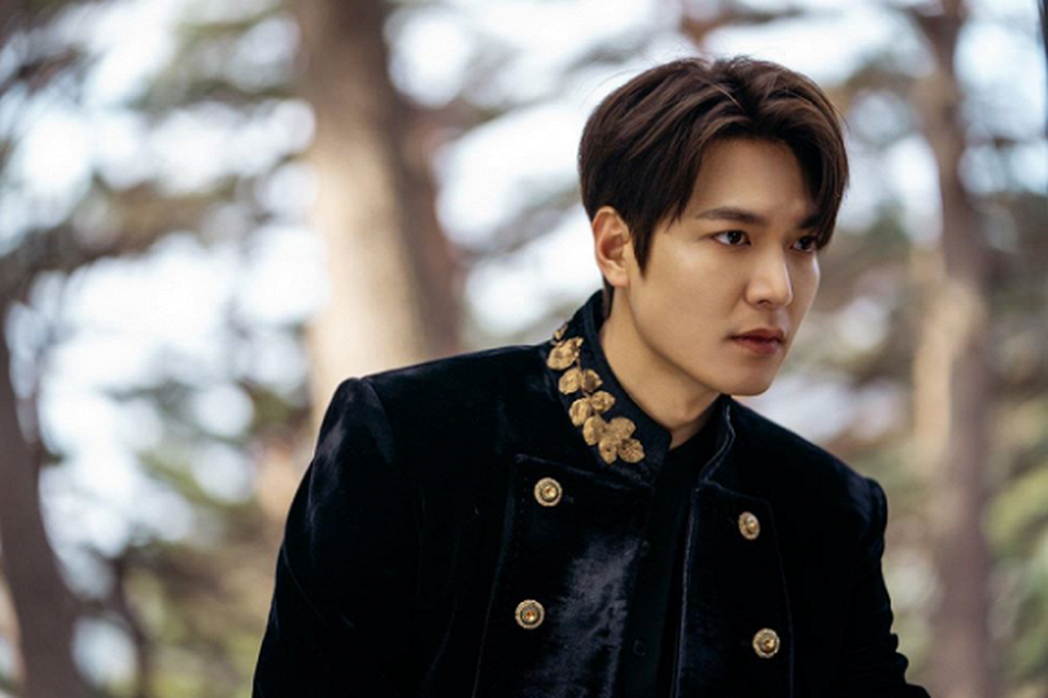 Lee Min Ho hút fan khi cưỡi ngựa trên đường phố - 8 Lee Min Ho hút fan khi cưỡi ngựa trên đường phố - 8