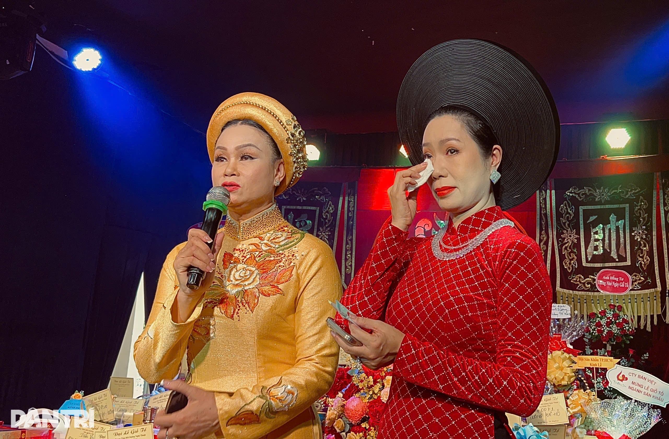 Trinh Kim Chi felte tårer i anledning av forfedrenes dødsdag, og bidro med penger til å tilbe folk i flomrammede områder - 1 Trịnh Kim Chi ngấn lệ dịp giỗ Tổ, góp tiền phụng cúng cho người dân vùng lũ - 1