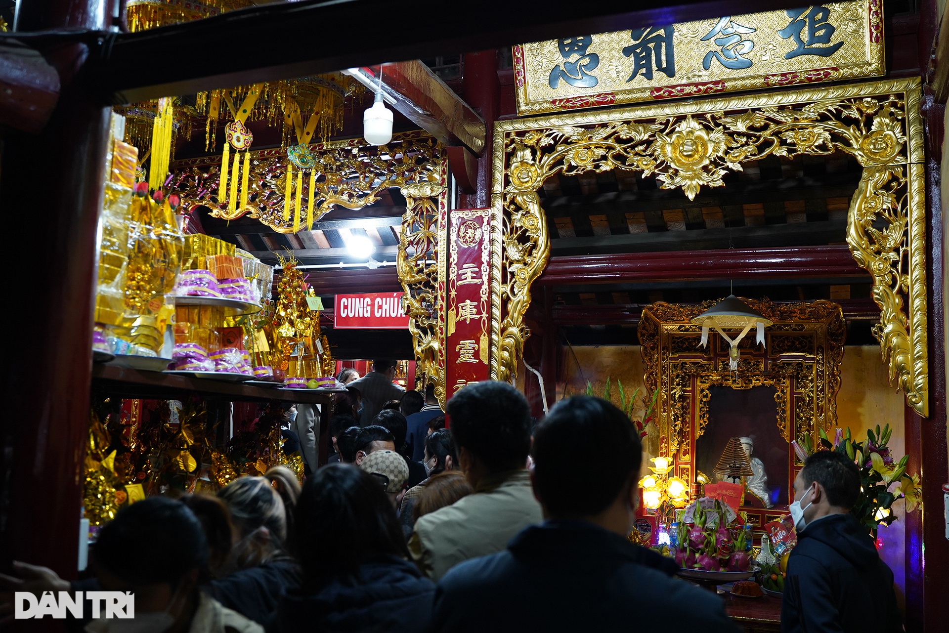 Du khách tấp nập đổ về đền Bà Chúa Kho xin lộc trong ngày mở cửa trở lại - 9