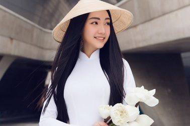“Nàng thơ xứ Huế” mặc áo dài trắng gây chú ý truyền thông quốc tế
