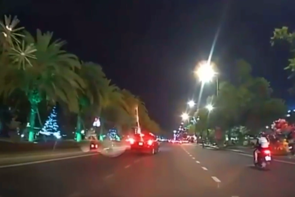 Ô tô tông văng người đi xe máy trong thành phố Quy Nhơn rồi bỏ chạy - 1