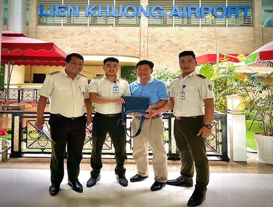 Khách đãng trí bỏ quên hơn nửa tỷ đồng ở sân bay - 1 Khách đãng trí bỏ quên hơn nửa tỷ đồng ở sân bay - 1