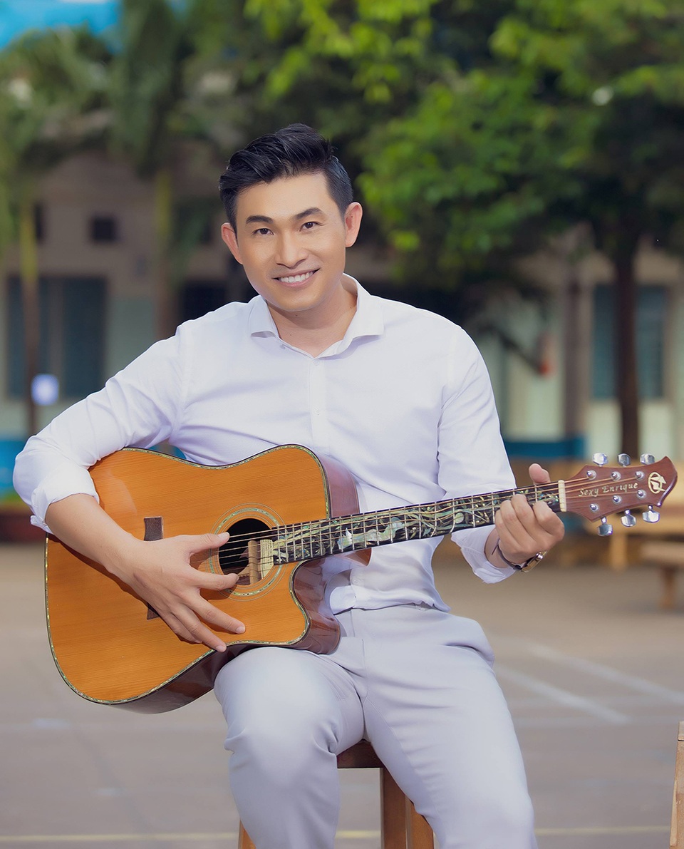 Ngọc Linh bất ngờ tái xuất hát về thầy cô - 1 Ngọc Linh bất ngờ tái xuất hát về thầy cô - 1