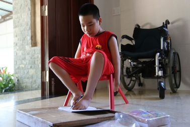 "Tiểu Nguyễn Ngọc Ký" viết chữ bằng chân, nuôi ước mơ làm bác sĩ
