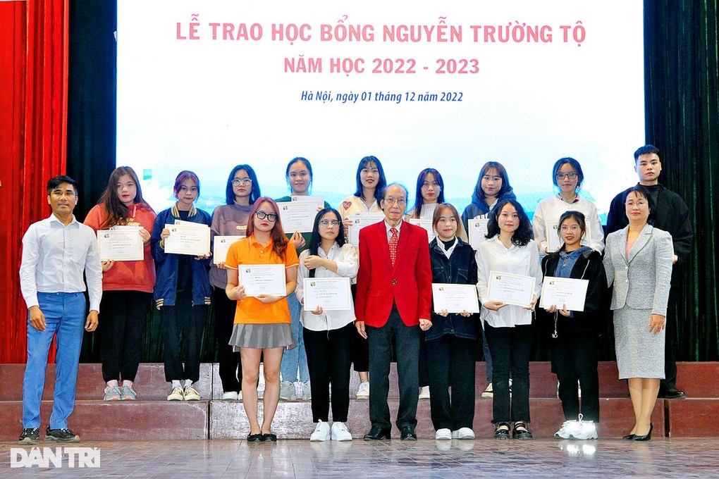 Trao tặng 75 suất học học bổng VNHelp đến sinh viên 6 trường đại học - 3 Trao tặng 75 suất học học bổng VNHelp đến sinh viên 6 trường đại học - 3