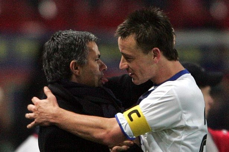 John Terry khóc như mưa, cầu xin đừng sa thải HLV Mourinho - 1 John Terry khóc như mưa, cầu xin đừng sa thải HLV Mourinho - 1