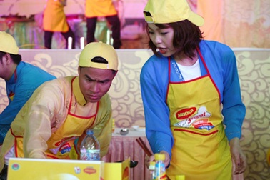 Nhà báo vào bếp cùng nghệ sĩ