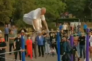 Cụ ông thể hiện sức mạnh và sự dẻo dai đáng kinh ngạc