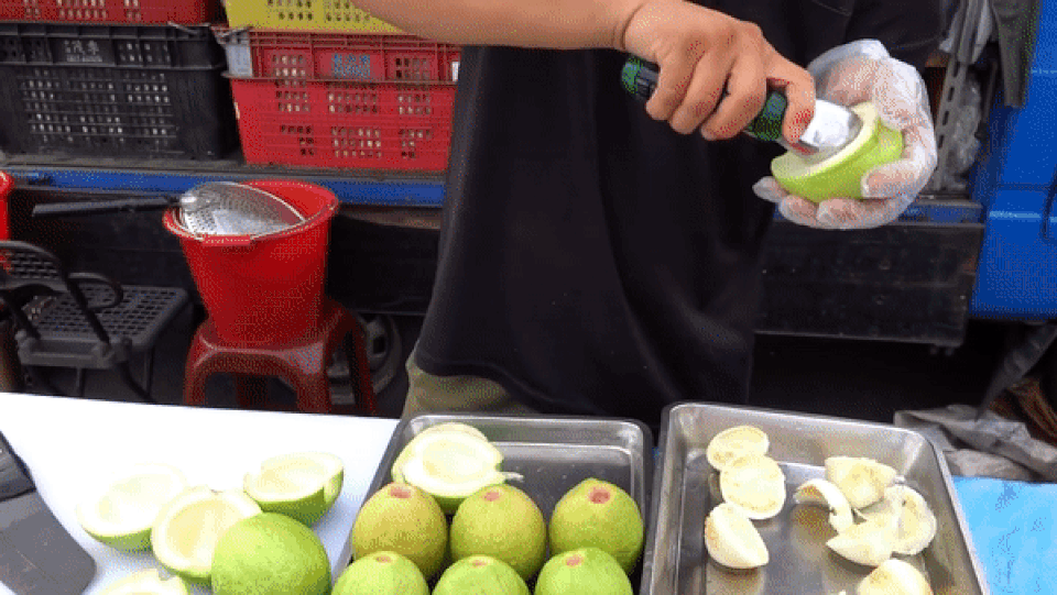 Video ghi cảnh cắt gọt ổi ở chợ đêm thu hút hơn 5 triệu lượt xem - 2 Video ghi cảnh cắt gọt ổi ở chợ đêm thu hút hơn 5 triệu lượt xem - 2