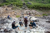 Tự đào bồn tắm onsen ở Hokkaido