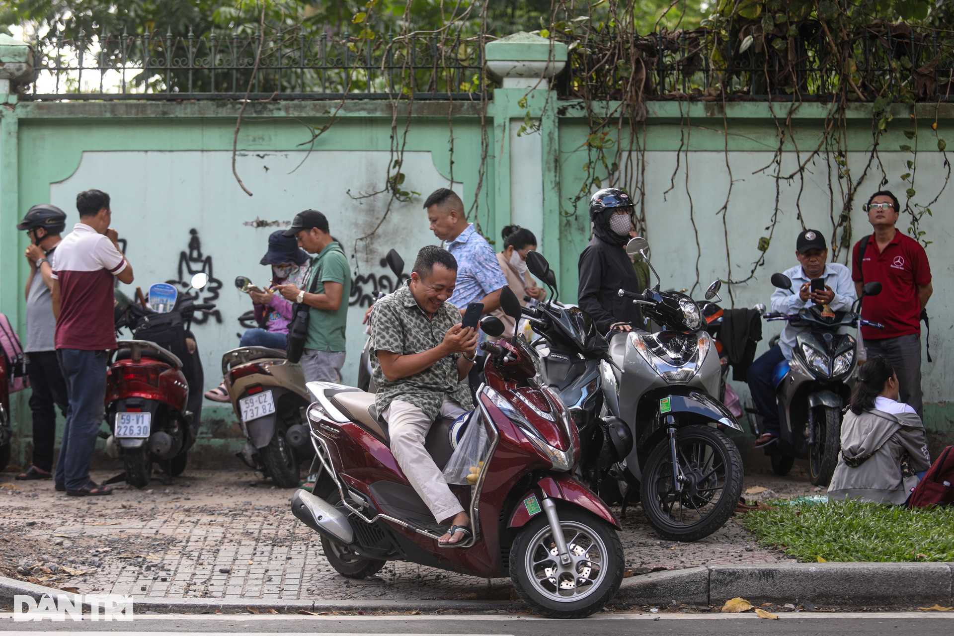 TPHCM: Đề văn thi vào lớp 10 vừa sức, phụ huynh ôm con ăn mừng hạnh phúc - 2 TPHCM: Đề văn thi vào lớp 10 vừa sức, phụ huynh ôm con ăn mừng hạnh phúc - 2