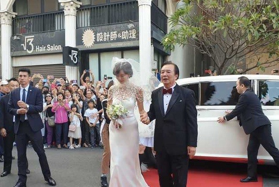 Trong ngày cưới của Lâm Chí Linh, tình cũ Ngôn Thừa Húc liên tục bị gọi tên - 8 Trong ngày cưới của Lâm Chí Linh, tình cũ Ngôn Thừa Húc liên tục bị gọi tên - 8