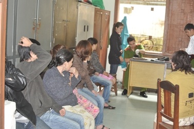 Bắt quả tang 13 con bạc đang sát phạt