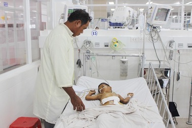 Bé 6 tuổi bị máy cắt cỏ chém thủng bụng