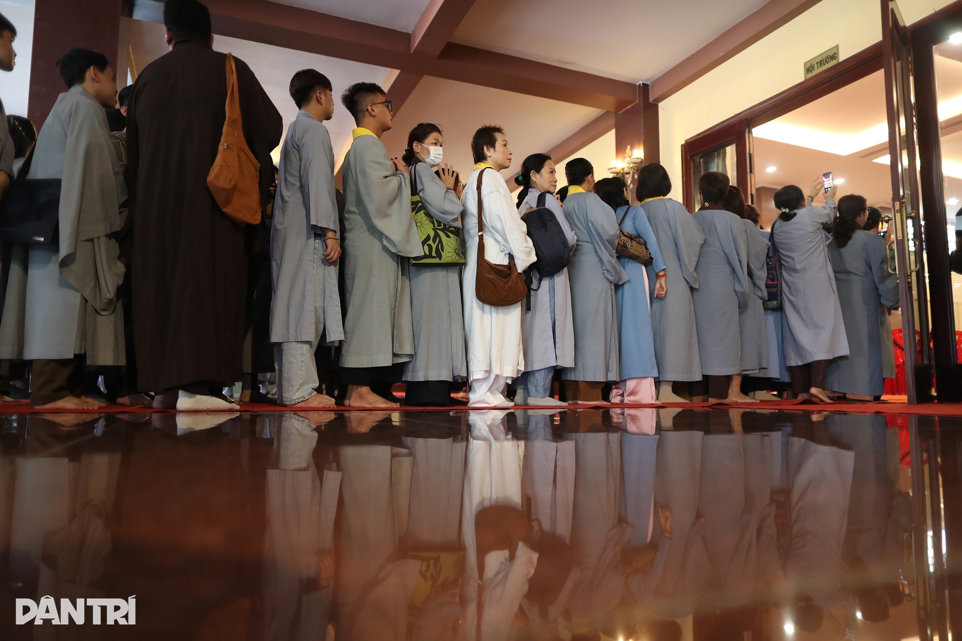Phật tử khóc nghẹn tại lễ tưởng niệm 60 năm Bồ tát Thích Quảng Đức tự thiêu - 9 Phật tử khóc nghẹn tại lễ tưởng niệm 60 năm Bồ tát Thích Quảng Đức tự thiêu - 9