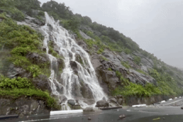 Nước đổ như thác, Đà Nẵng cấm phương tiện lên bán đảo Sơn Trà