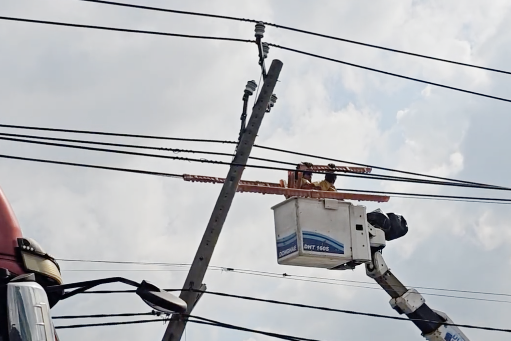 Nhân viên điện lực tháo dây, thay trụ điện