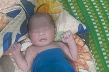 Công nhân đi làm về nhặt được trẻ sơ sinh trong túi bóng ven đường